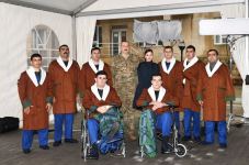 Azerbaijani president, first lady meet servicemen undergoing treatment (PHOTO)