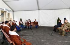 Azerbaijani president, first lady meet servicemen undergoing treatment (PHOTO)