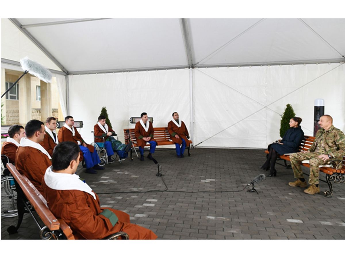 Azerbaijani president, first lady meet servicemen undergoing treatment (PHOTO)