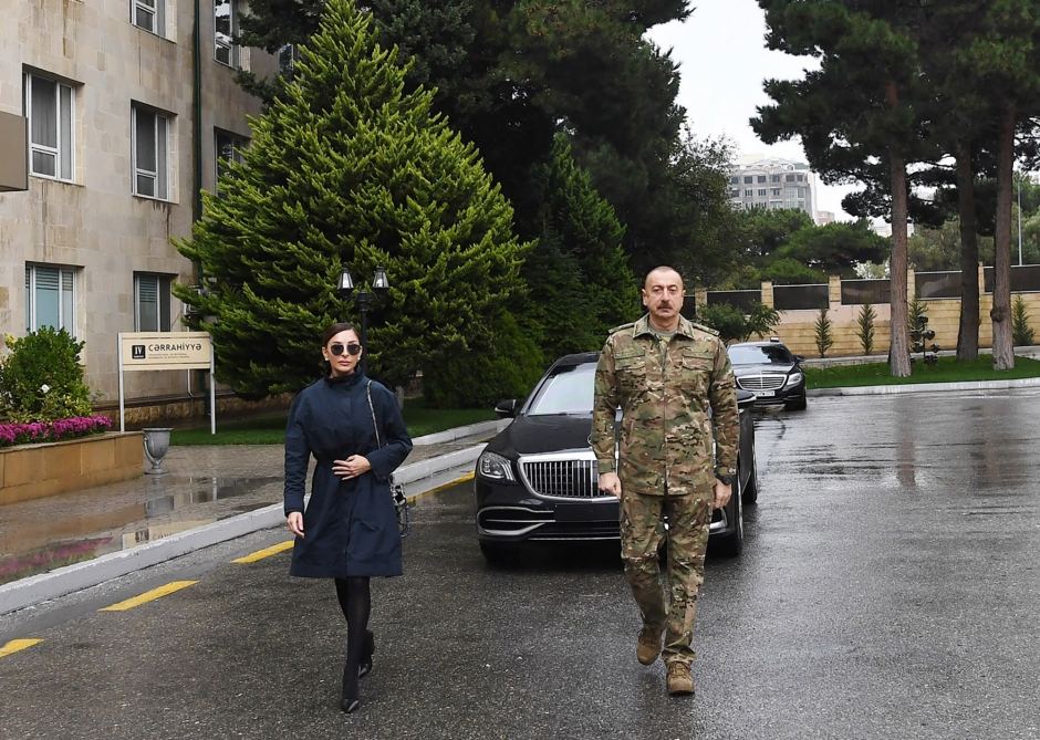 Azerbaijani president, first lady meet servicemen undergoing treatment (PHOTO)