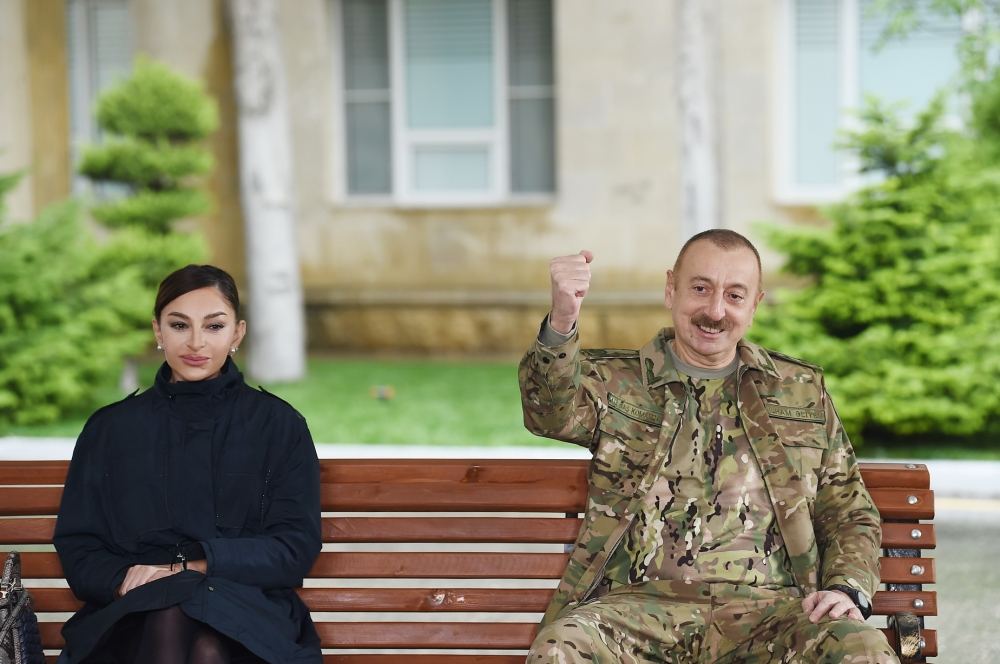 Azerbaijani president, first lady meet servicemen undergoing treatment (PHOTO)