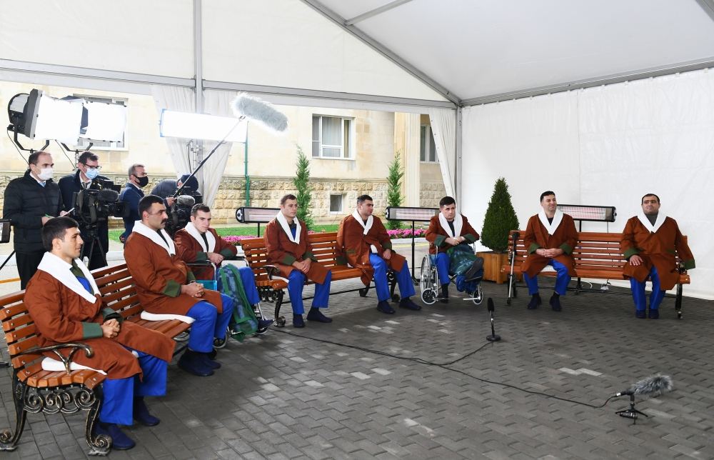 Azerbaijani president, first lady meet servicemen undergoing treatment (PHOTO)