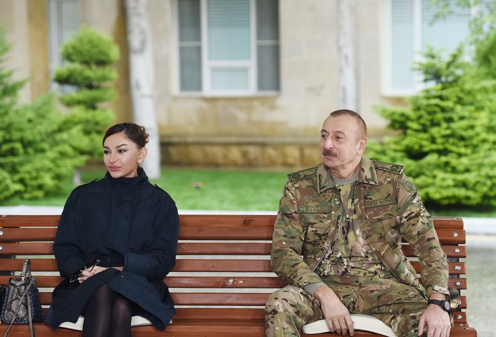 Azerbaijani president, first lady meet servicemen undergoing treatment (PHOTO)