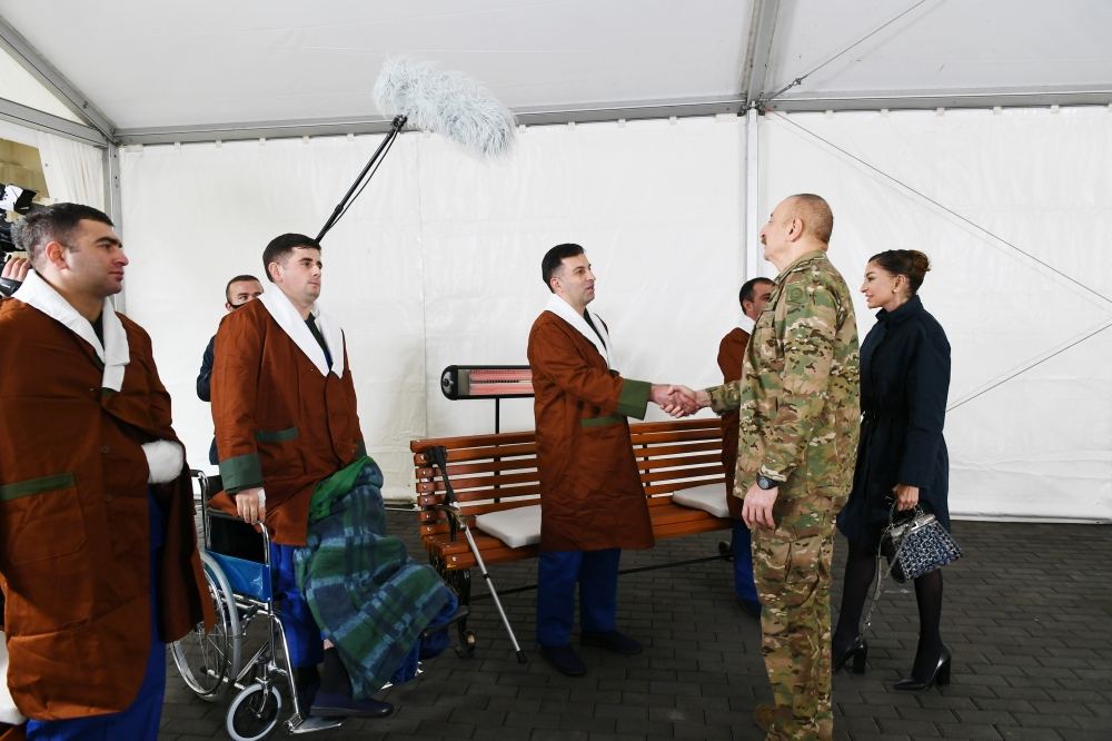 Azerbaijani president, first lady meet servicemen undergoing treatment (PHOTO)