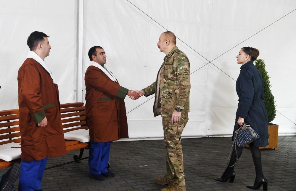 Azerbaijani president, first lady meet servicemen undergoing treatment (PHOTO)