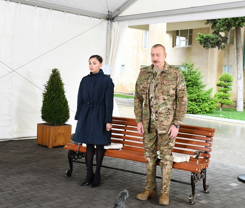 Azerbaijani president, first lady meet servicemen undergoing treatment (PHOTO)