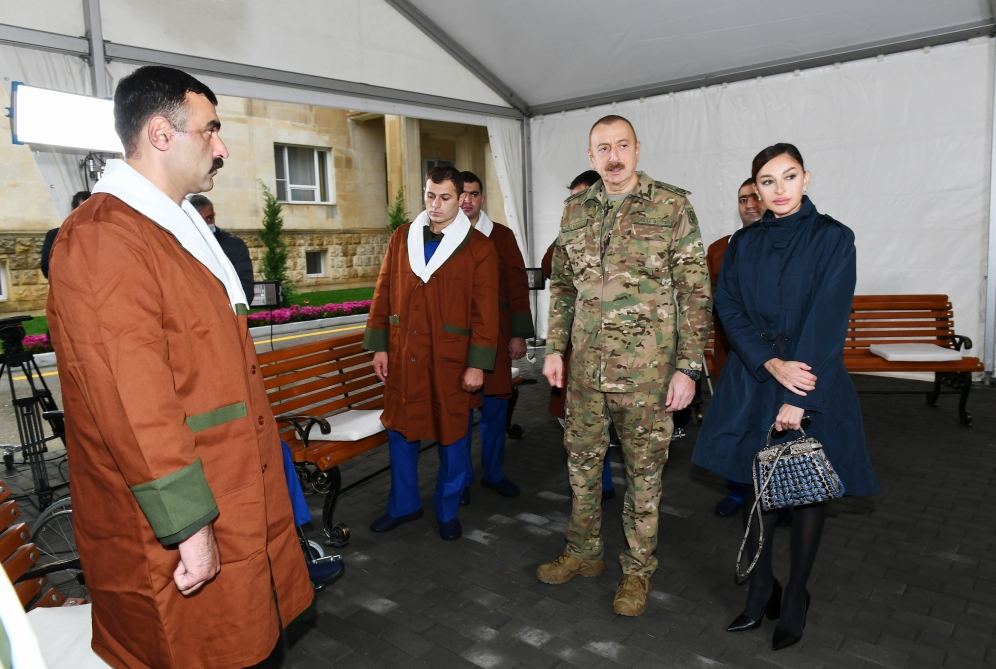 Azerbaijani president, first lady meet servicemen undergoing treatment (PHOTO)