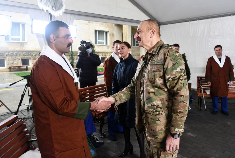 Azerbaijani president, first lady meet servicemen undergoing treatment (PHOTO)