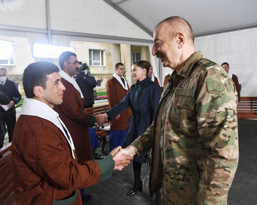 Azerbaijani president, first lady meet servicemen undergoing treatment (PHOTO)