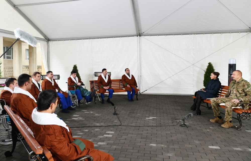 Azerbaijani president, first lady meet servicemen undergoing treatment (PHOTO)