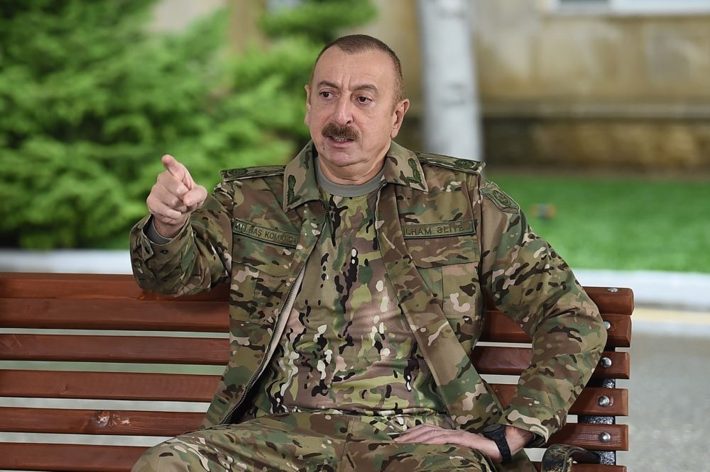 Azerbaijani president, first lady meet servicemen undergoing treatment (PHOTO)