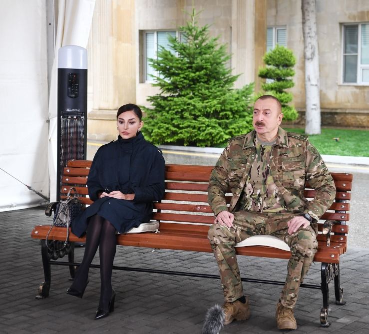 Azerbaijani president, first lady meet servicemen undergoing treatment (PHOTO)