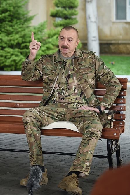 Azerbaijani president, first lady meet servicemen undergoing treatment (PHOTO)