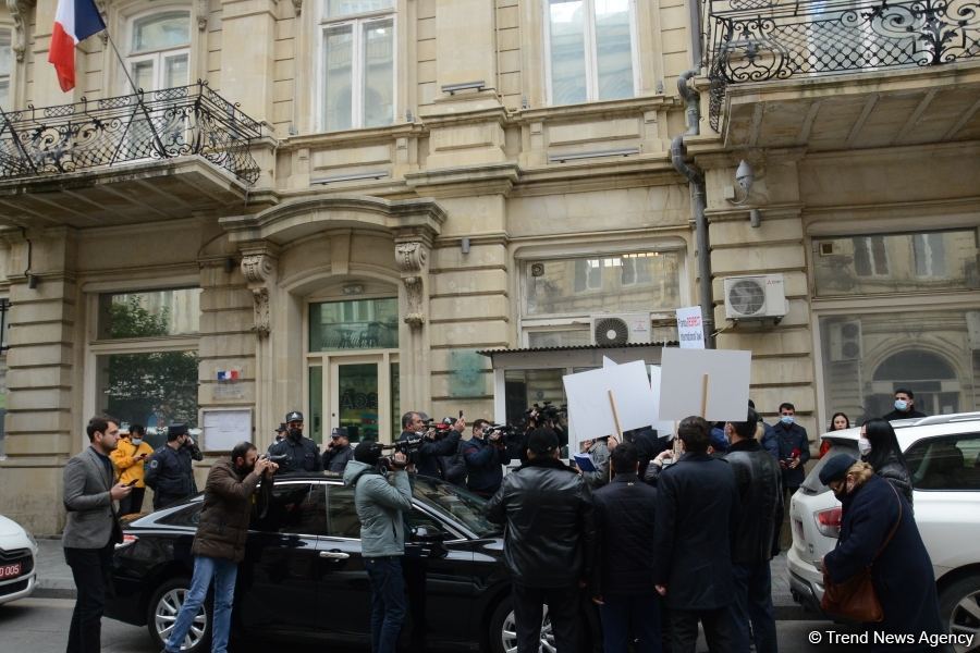 Civil organizations hold rally in front of French embassy in Baku (PHOTO)