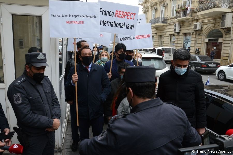Civil organizations hold rally in front of French embassy in Baku (PHOTO)