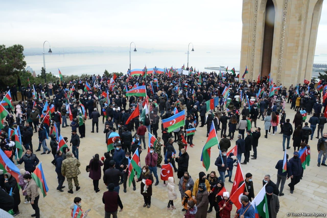 Lachin residents visit Alley of Martyrs in Azerbaijan’s Baku (PHOTO)