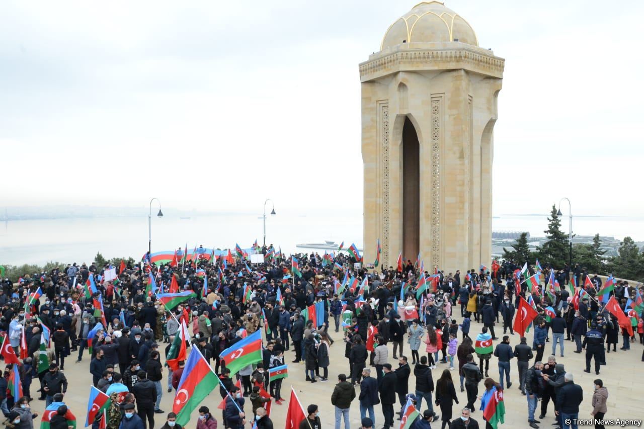 Lachin residents visit Alley of Martyrs in Azerbaijan’s Baku (PHOTO)