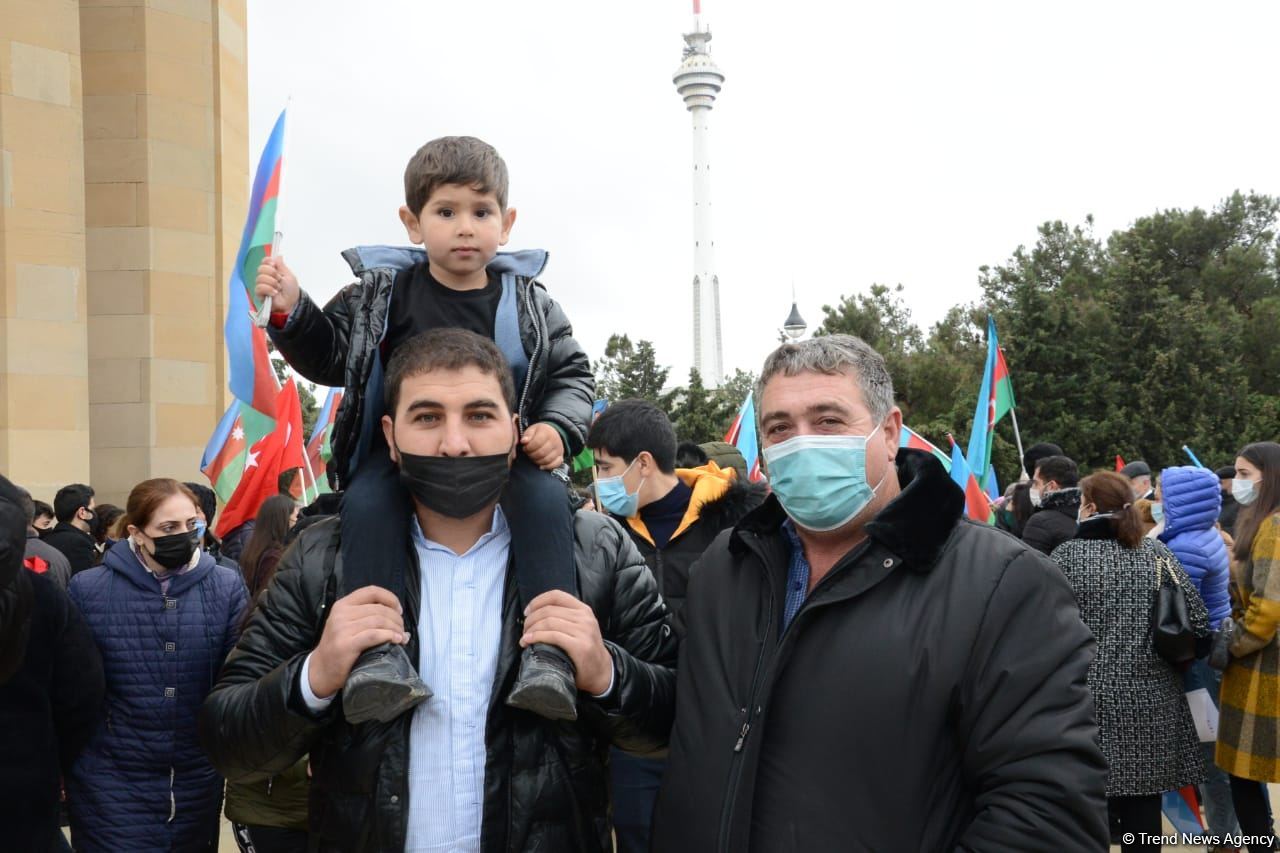 Lachin residents visit Alley of Martyrs in Azerbaijan’s Baku (PHOTO)