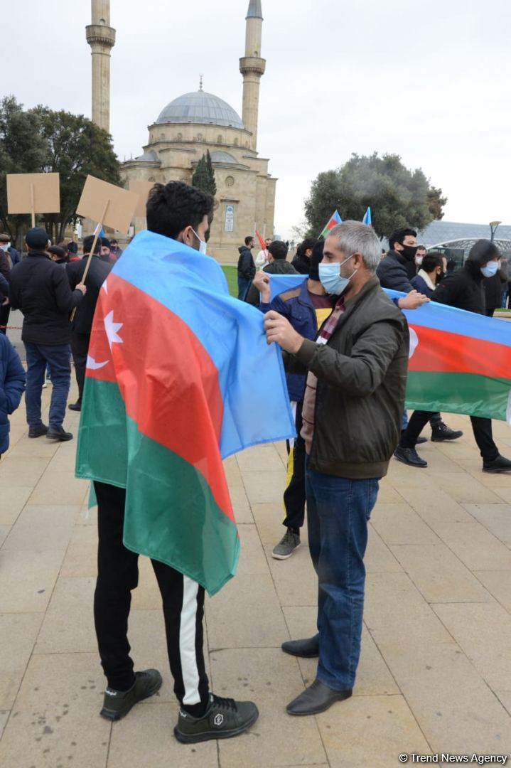 Lachin residents visit Alley of Martyrs in Azerbaijan’s Baku (PHOTO)