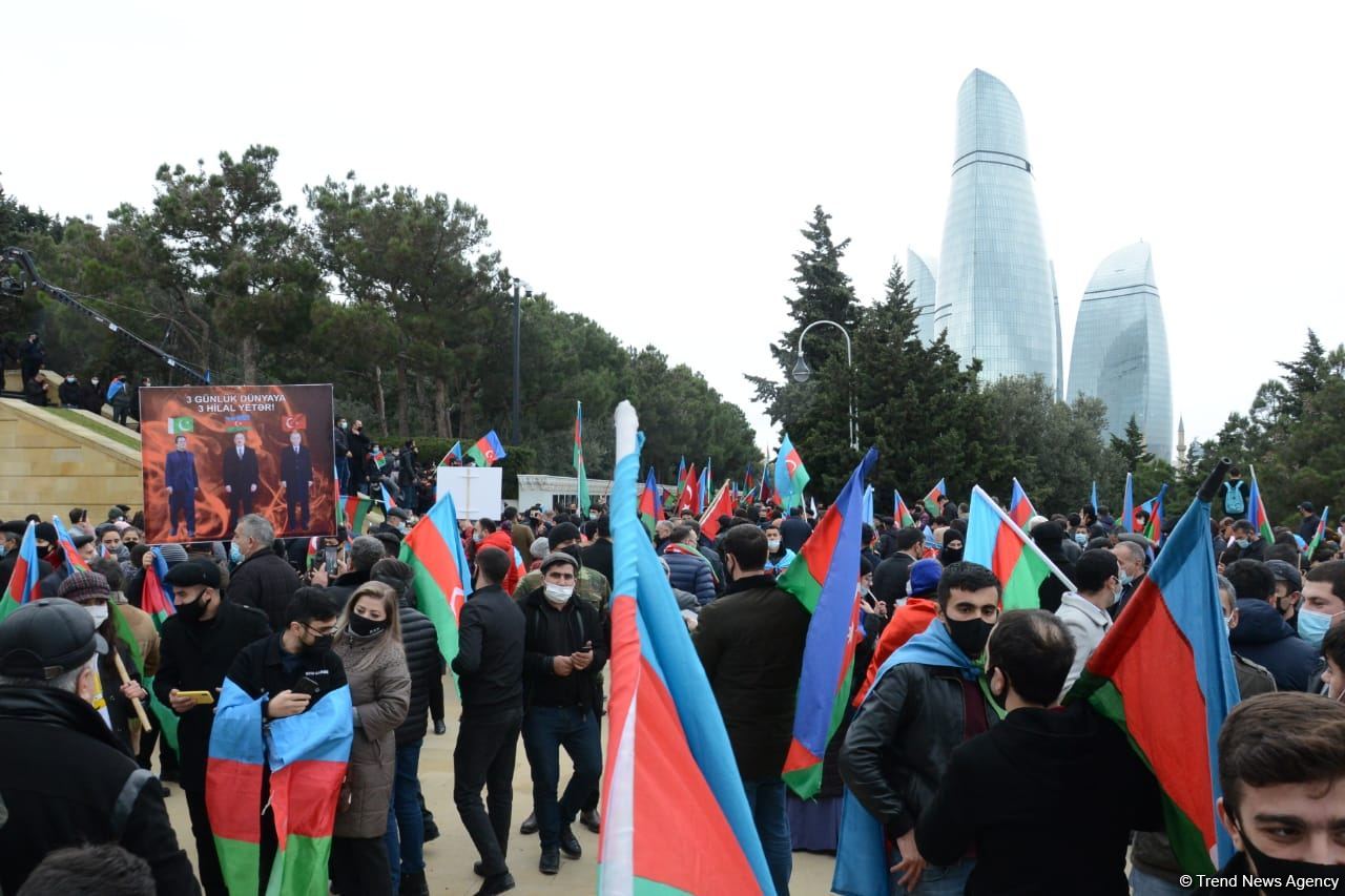 Lachin residents visit Alley of Martyrs in Azerbaijan’s Baku (PHOTO)