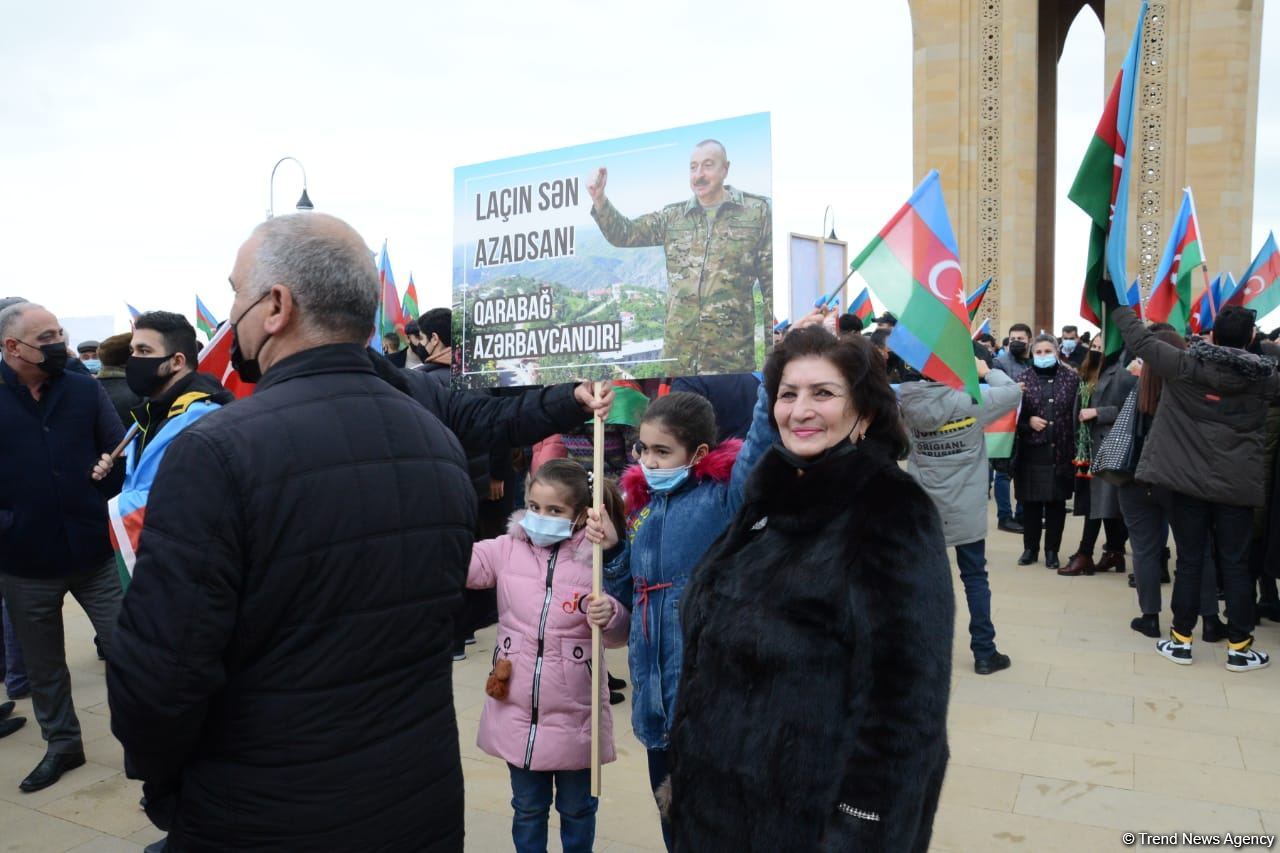 Lachin residents visit Alley of Martyrs in Azerbaijan’s Baku (PHOTO)