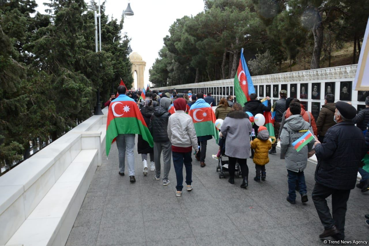 Lachin residents visit Alley of Martyrs in Azerbaijan’s Baku (PHOTO)