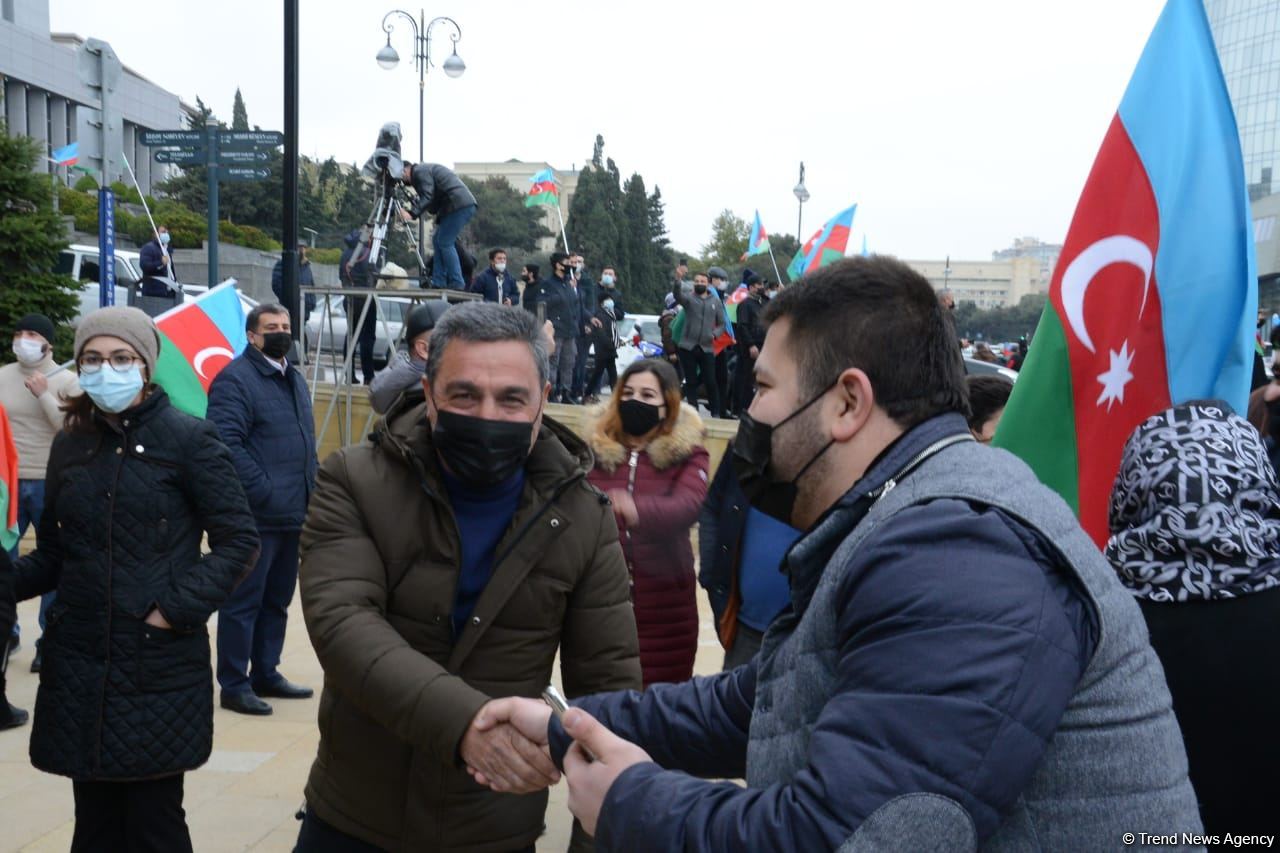 Lachin residents visit Alley of Martyrs in Azerbaijan’s Baku (PHOTO)
