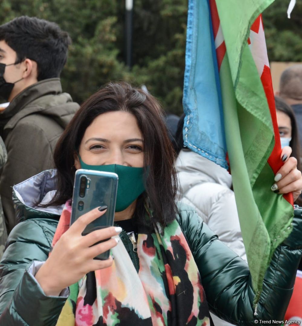 Lachin residents visit Alley of Martyrs in Azerbaijan’s Baku (PHOTO)