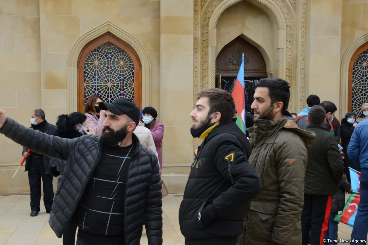Lachin residents visit Alley of Martyrs in Azerbaijan’s Baku (PHOTO)