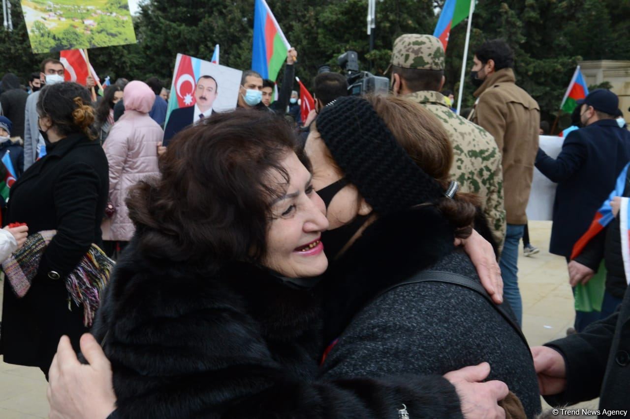 Lachin residents visit Alley of Martyrs in Azerbaijan’s Baku (PHOTO)