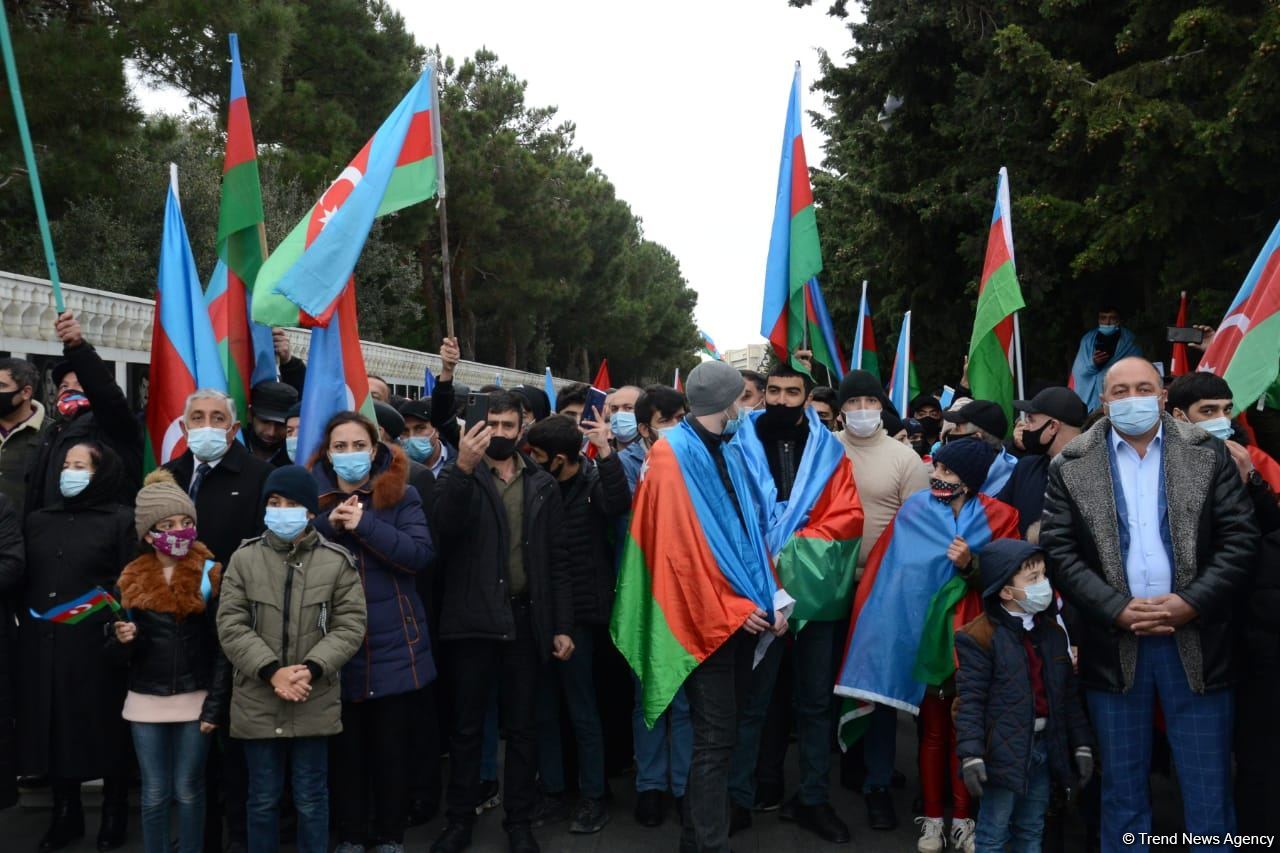 Lachin residents visit Alley of Martyrs in Azerbaijan’s Baku (PHOTO)