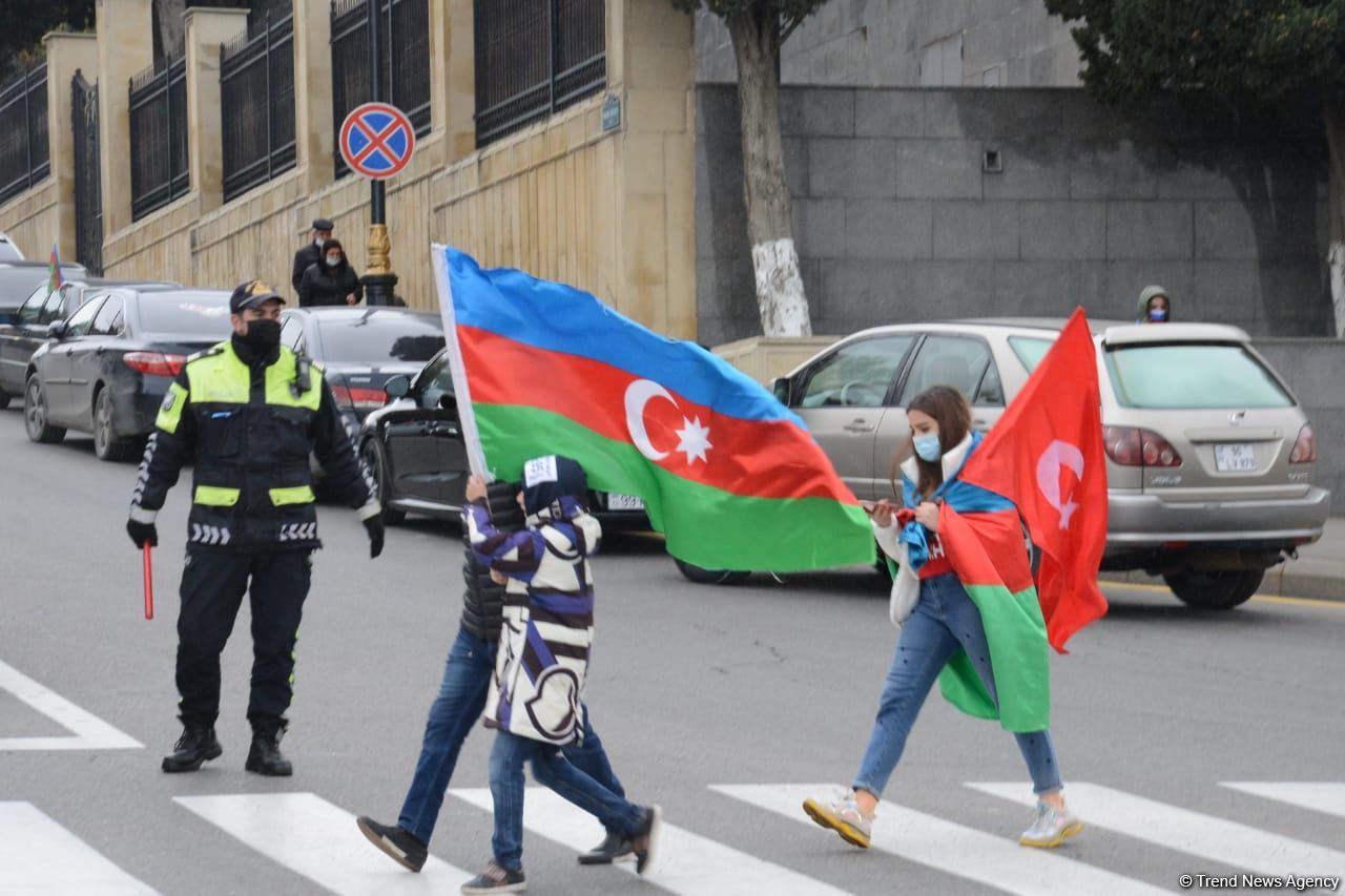 Lachin residents visit Alley of Martyrs in Azerbaijan’s Baku (PHOTO)