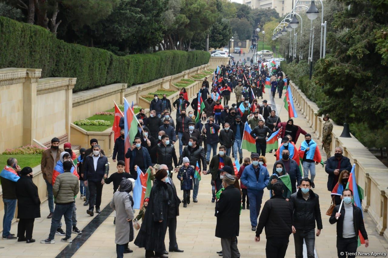 Lachin residents visit Alley of Martyrs in Azerbaijan’s Baku (PHOTO)