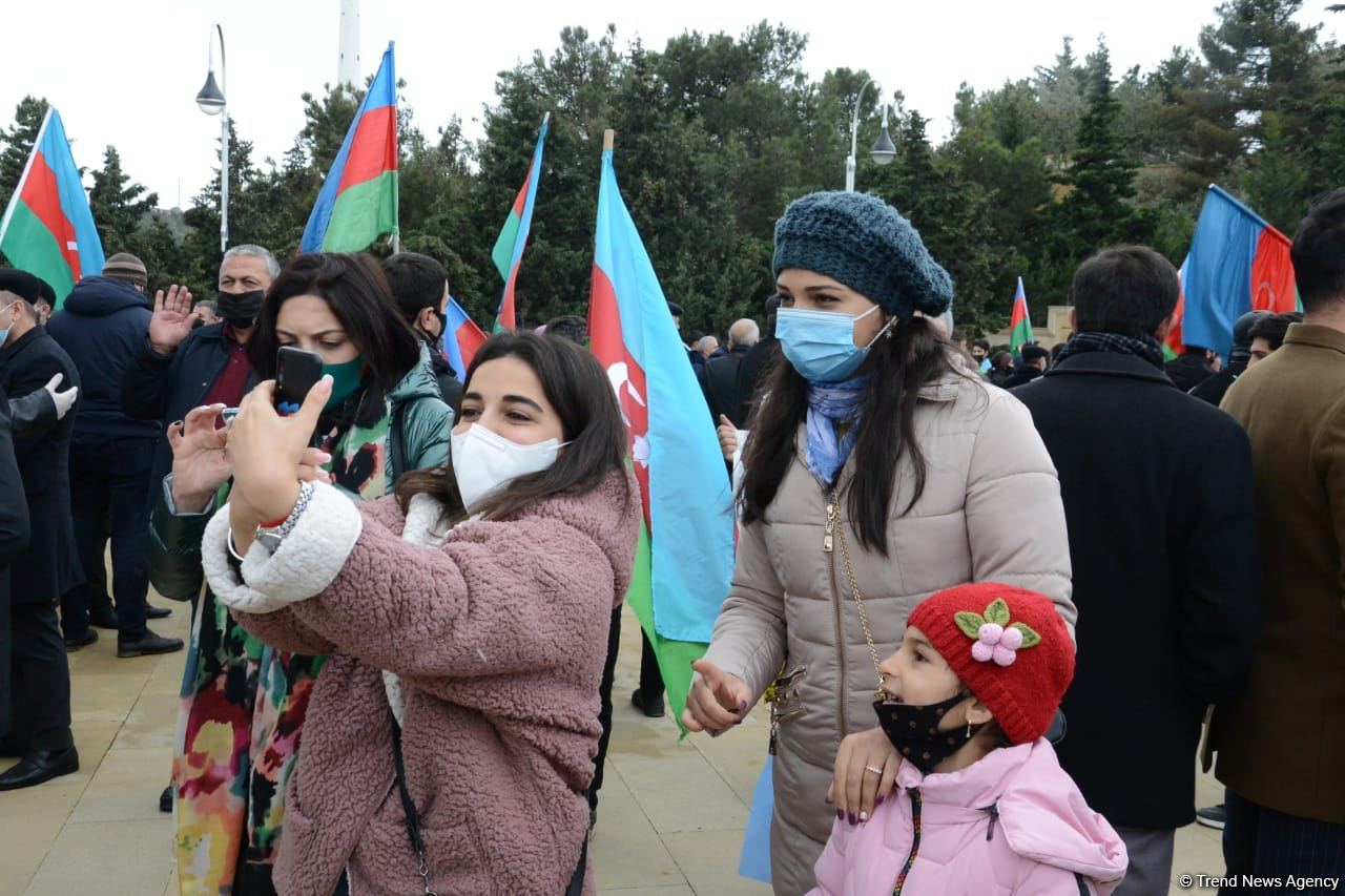 Lachin residents visit Alley of Martyrs in Azerbaijan’s Baku (PHOTO)