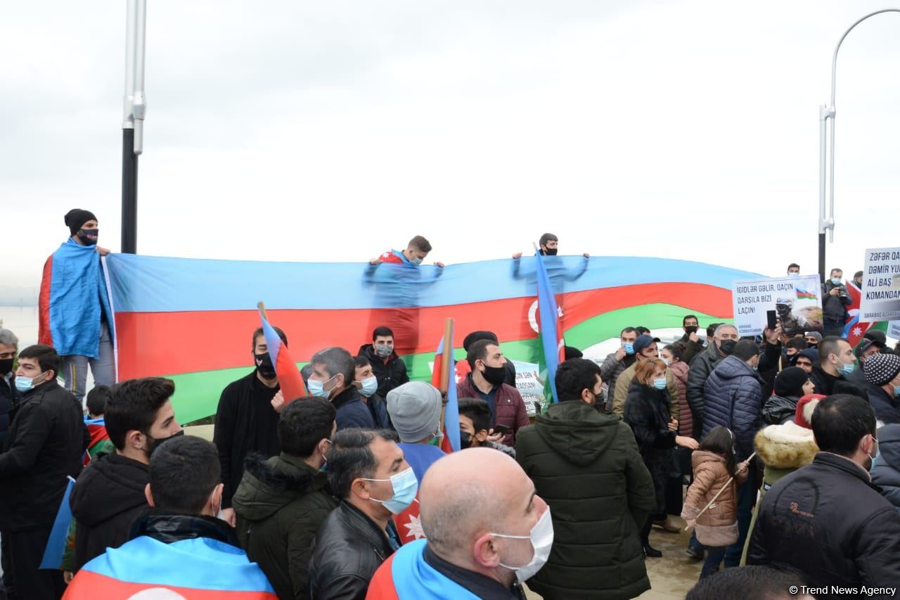 Lachin residents visit Alley of Martyrs in Azerbaijan’s Baku (PHOTO)