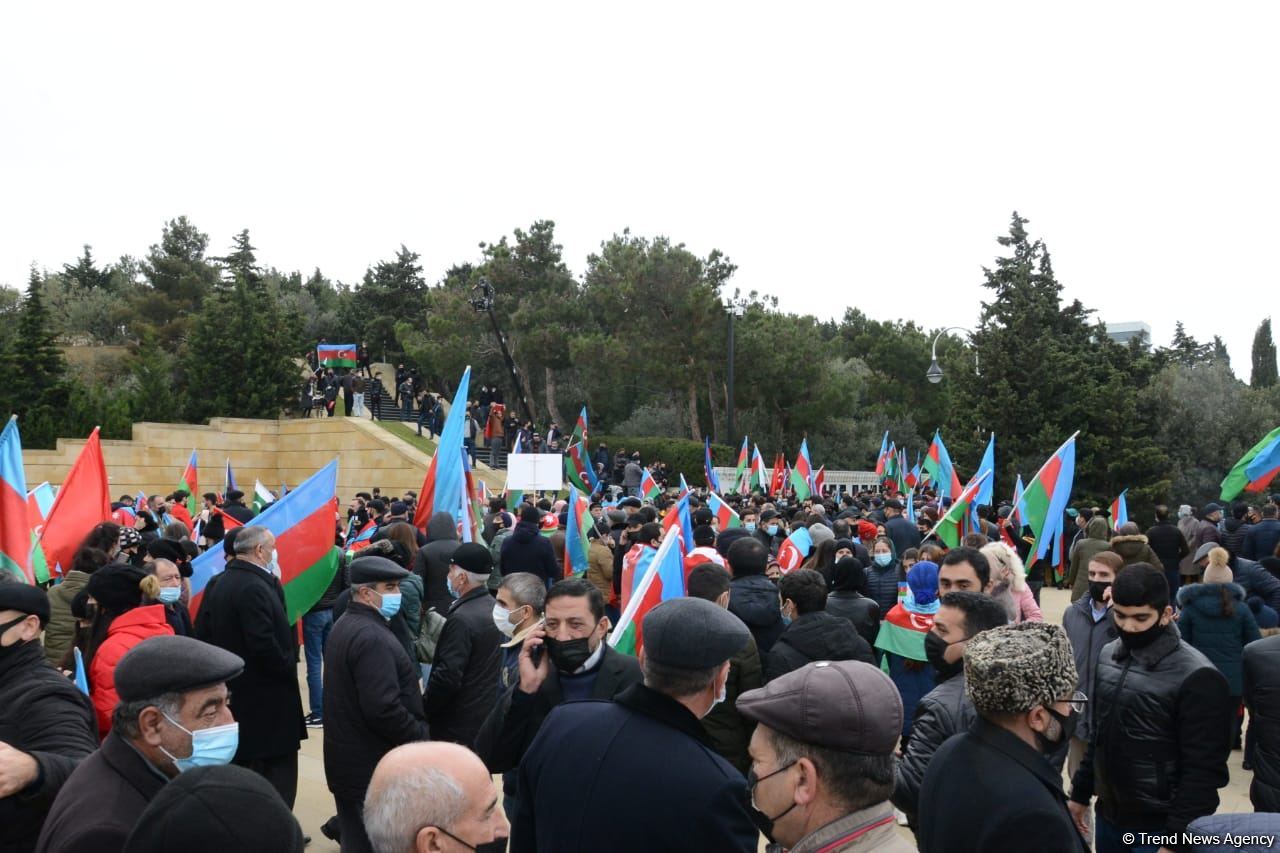 Lachin residents visit Alley of Martyrs in Azerbaijan’s Baku (PHOTO)