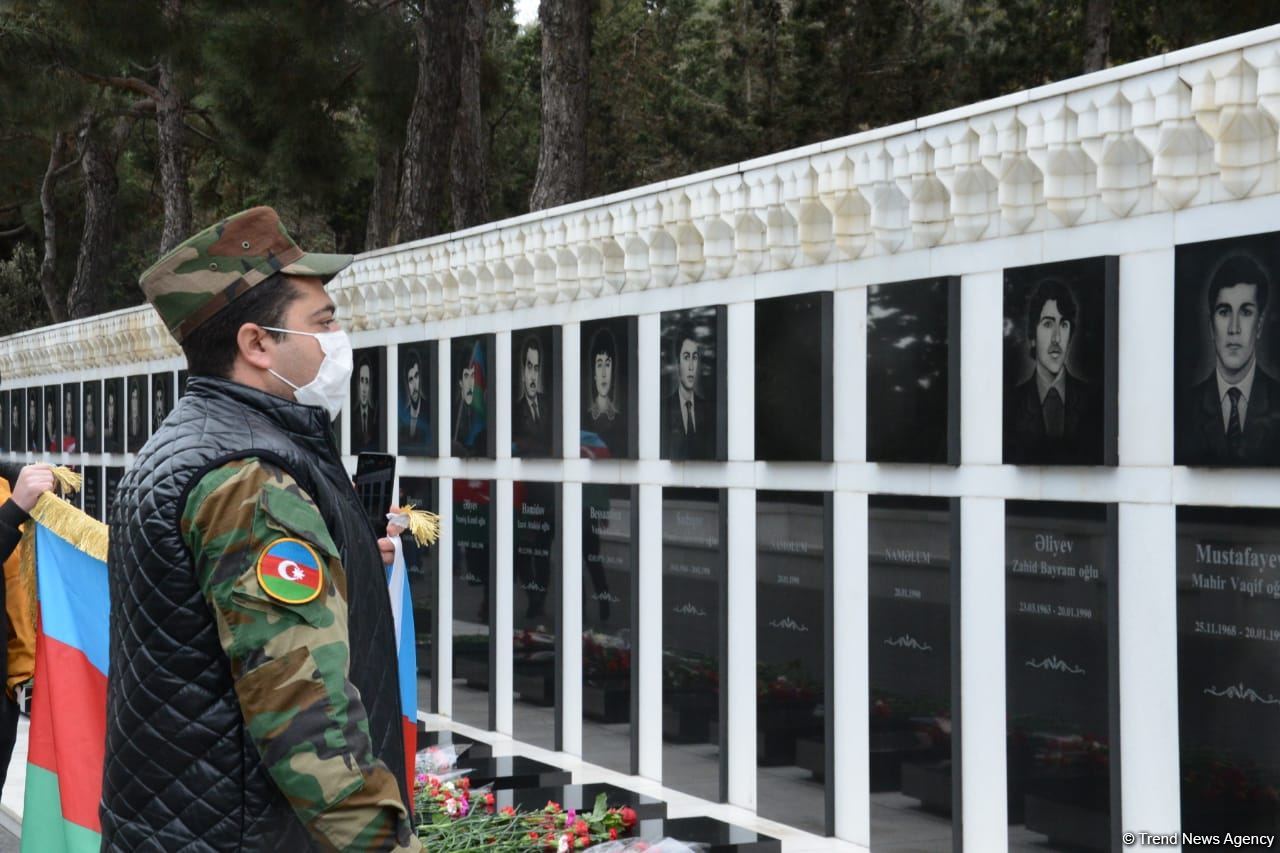 Lachin residents visit Alley of Martyrs in Azerbaijan’s Baku (PHOTO)