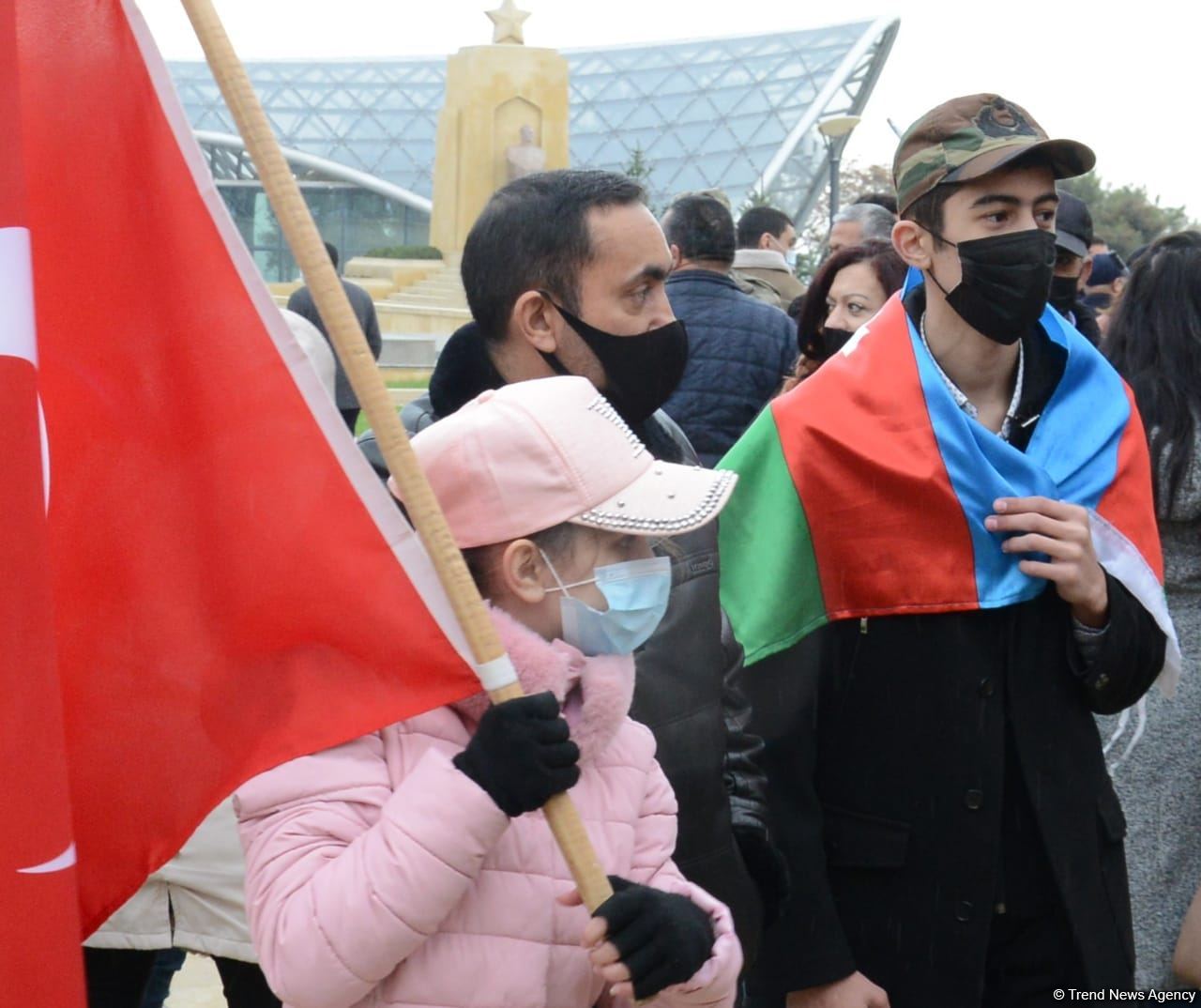 Lachin residents visit Alley of Martyrs in Azerbaijan’s Baku (PHOTO)