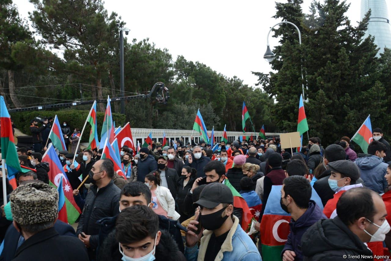 Lachin residents visit Alley of Martyrs in Azerbaijan’s Baku (PHOTO)