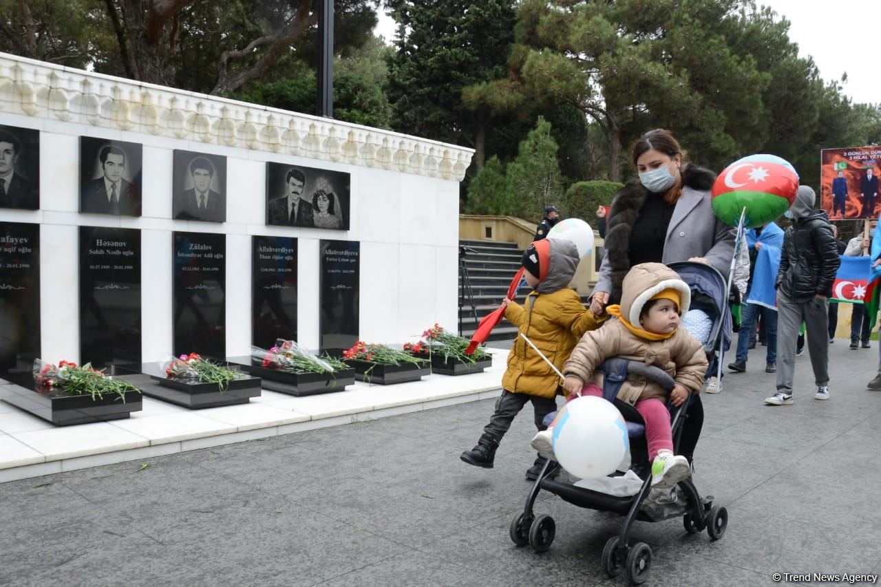 Lachin residents visit Alley of Martyrs in Azerbaijan’s Baku (PHOTO)