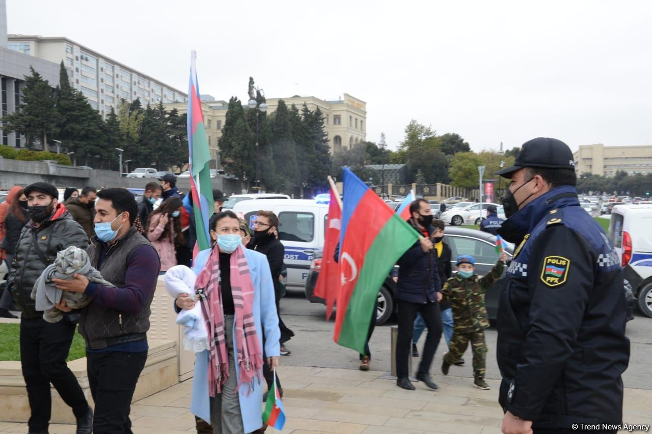 Lachin residents visit Alley of Martyrs in Azerbaijan’s Baku (PHOTO)