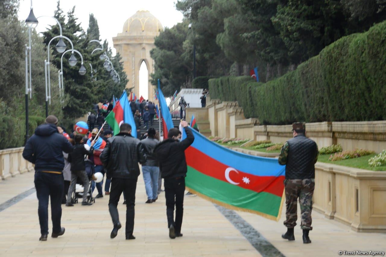 Lachin residents visit Alley of Martyrs in Azerbaijan’s Baku (PHOTO)