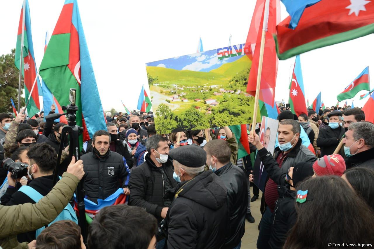 Lachin residents visit Alley of Martyrs in Azerbaijan’s Baku (PHOTO)