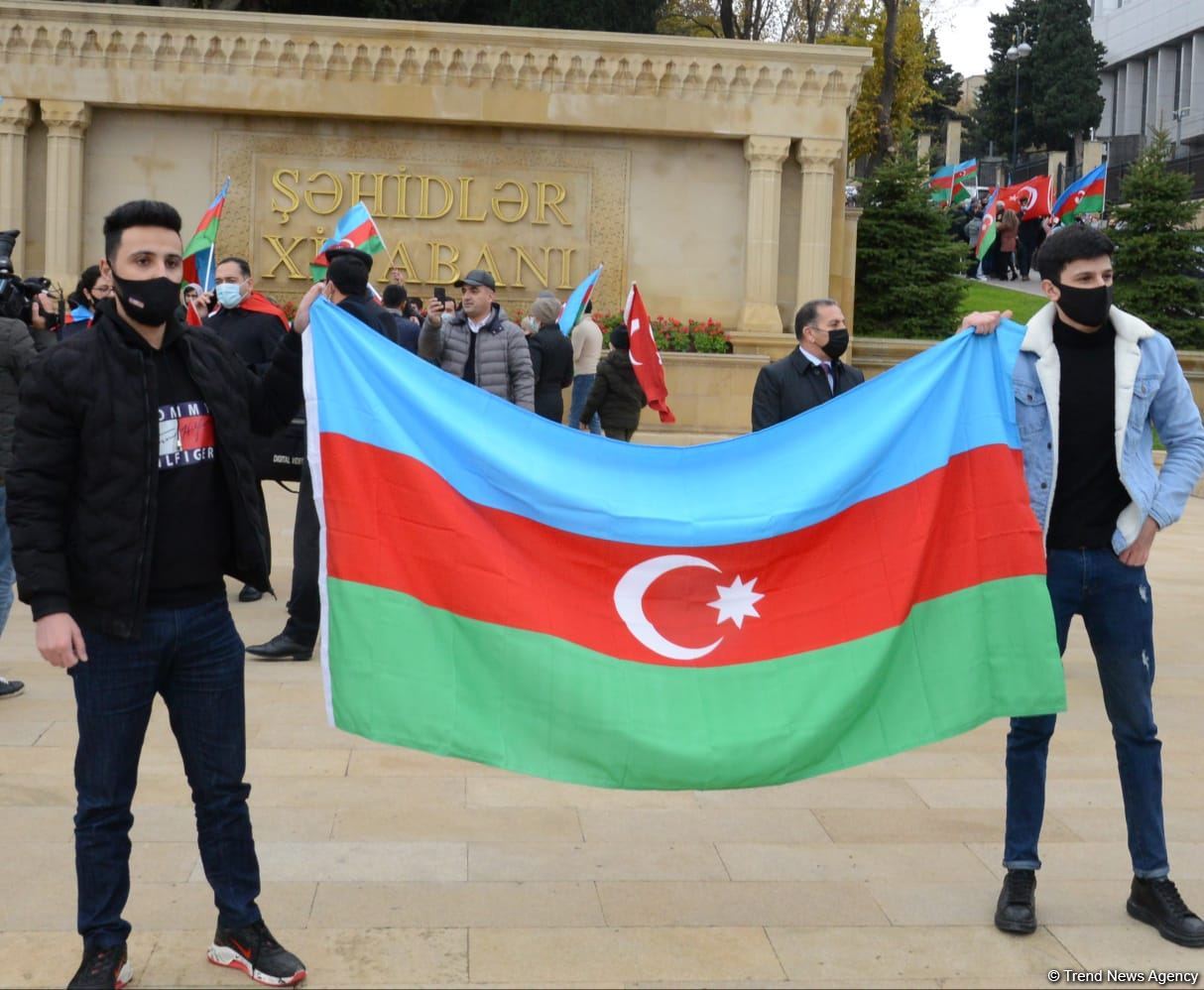 Lachin residents visit Alley of Martyrs in Azerbaijan’s Baku (PHOTO)