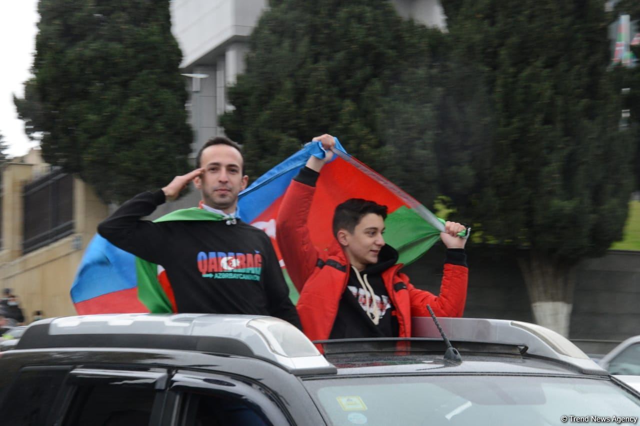 Lachin residents visit Alley of Martyrs in Azerbaijan’s Baku (PHOTO)