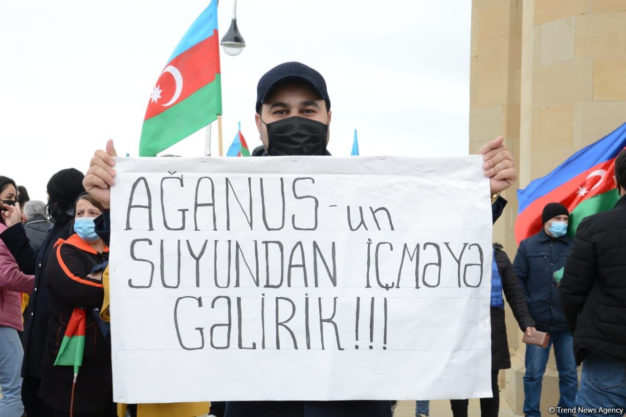 Lachin residents visit Alley of Martyrs in Azerbaijan’s Baku (PHOTO)