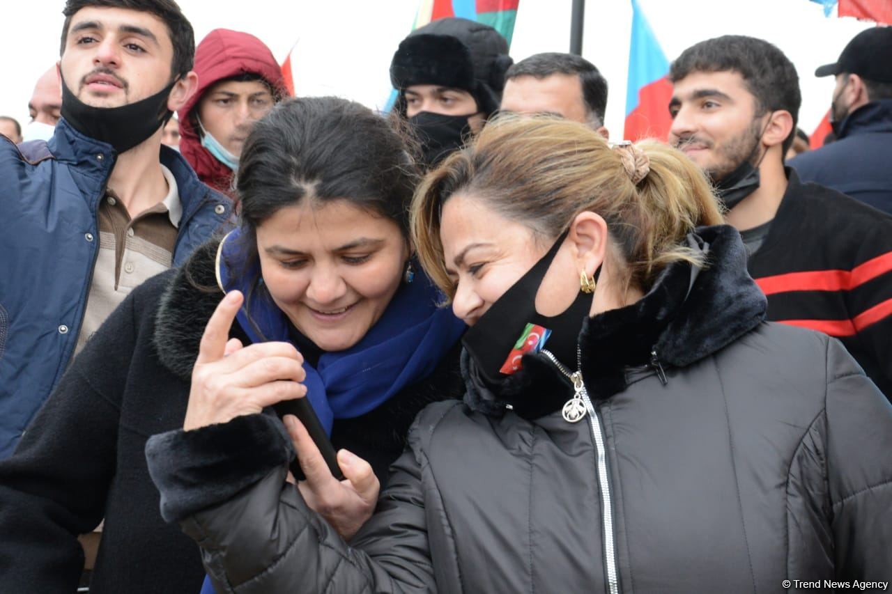 Lachin residents visit Alley of Martyrs in Azerbaijan’s Baku (PHOTO)