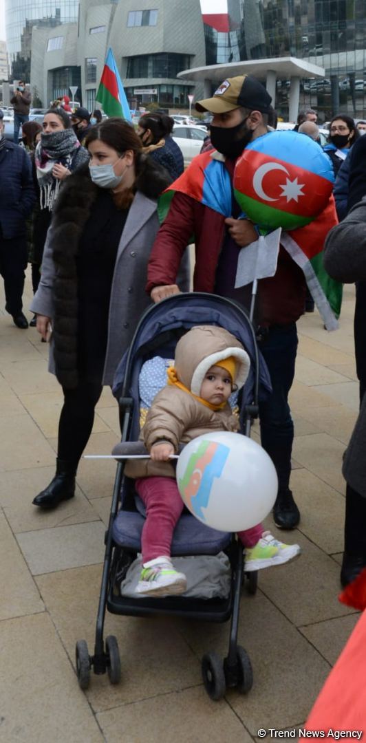 Lachin residents visit Alley of Martyrs in Azerbaijan’s Baku (PHOTO)