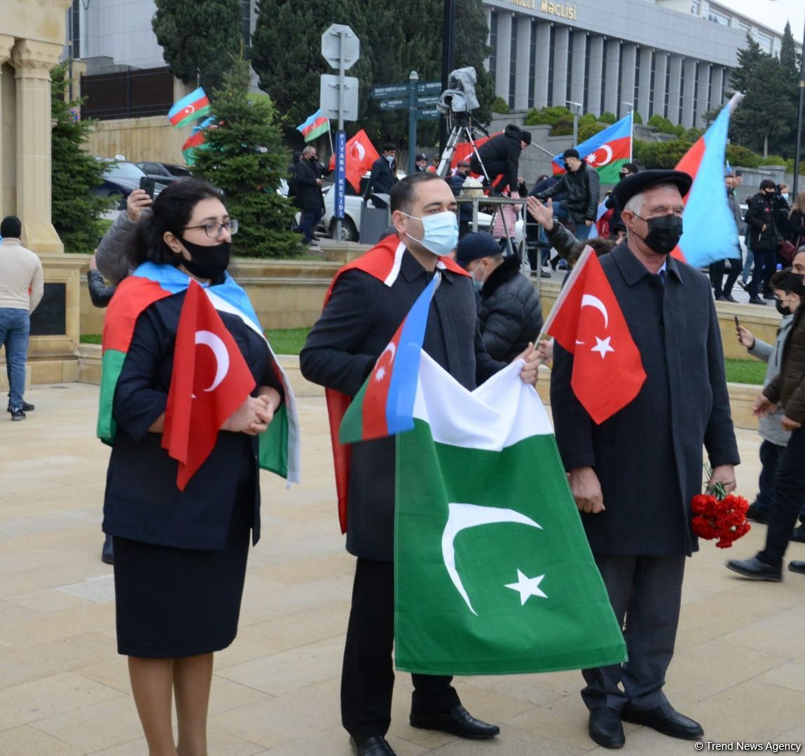 Lachin residents visit Alley of Martyrs in Azerbaijan’s Baku (PHOTO)