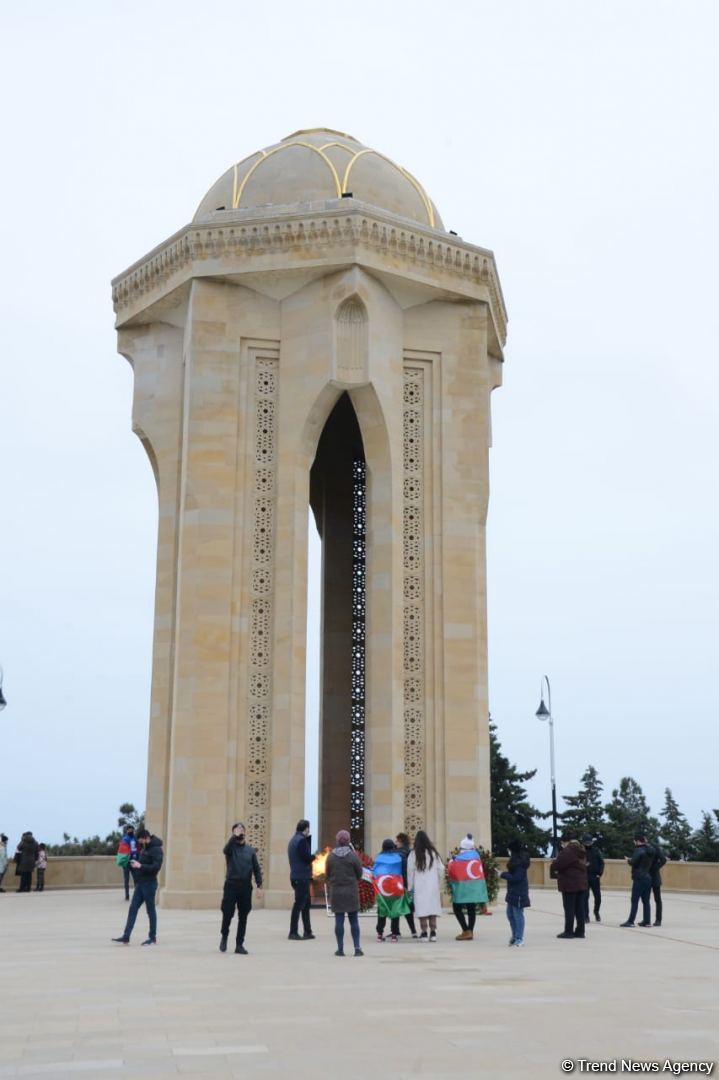 Azerbaijani public reveres memory of martyrs of Karabakh conflict (PHOTO)